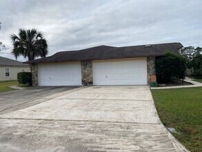 4 Prosperity Ln in Palm Coast, FL - Foto de edificio - Building Photo