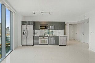 31 SE 6th St, Unit 2201 in Miami, FL - Building Photo
