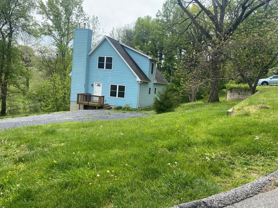 403 Honeysuckle Hill in Lexington, VA - Building Photo