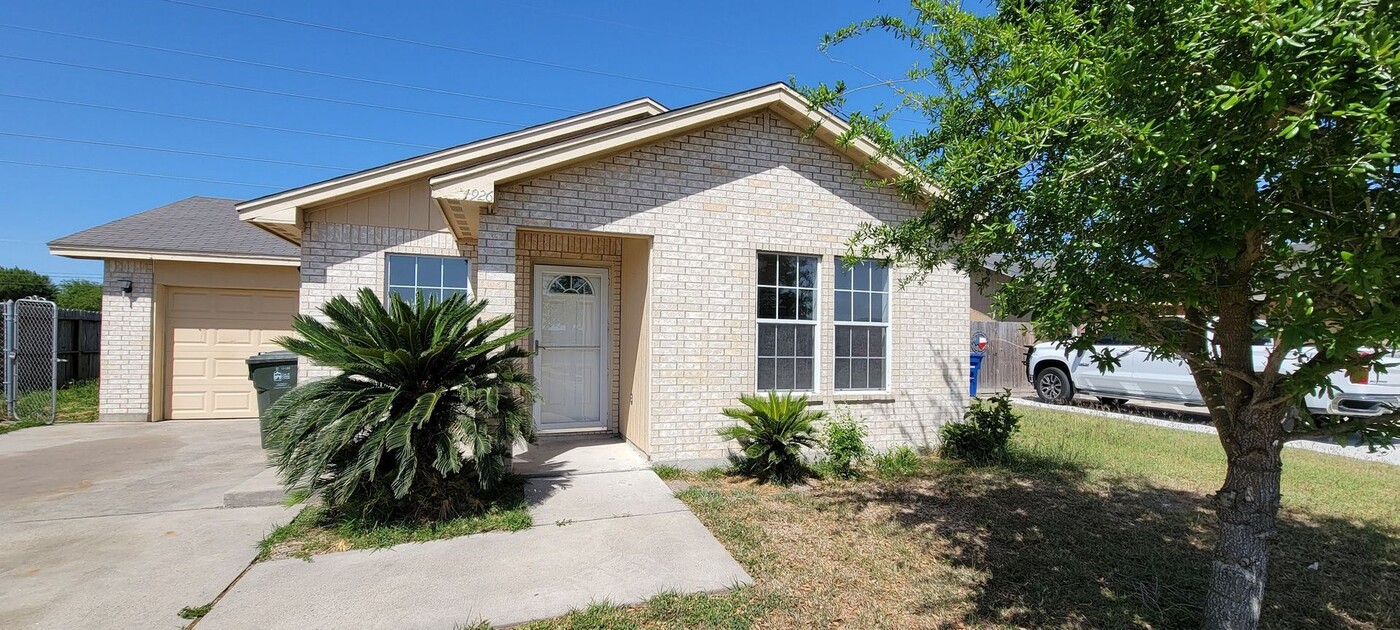 1926 El Monte St in Corpus Christi, TX - Building Photo