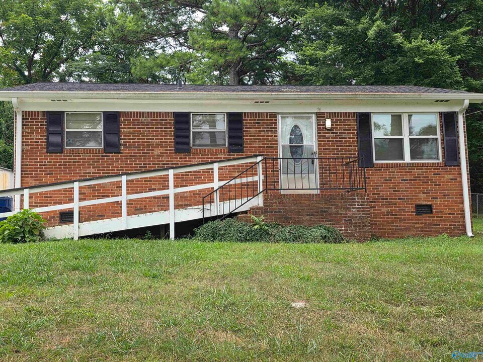 145 Harris Rd NW in Huntsville, AL - Foto de edificio