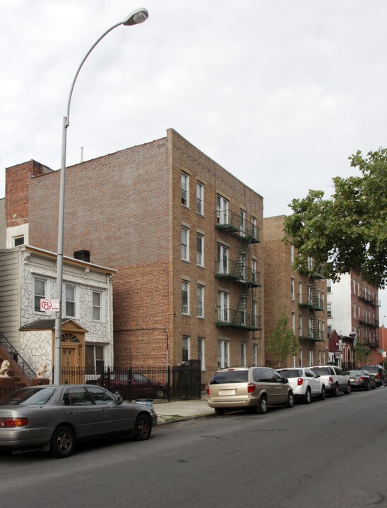 668 Hancock St in Brooklyn, NY - Foto de edificio