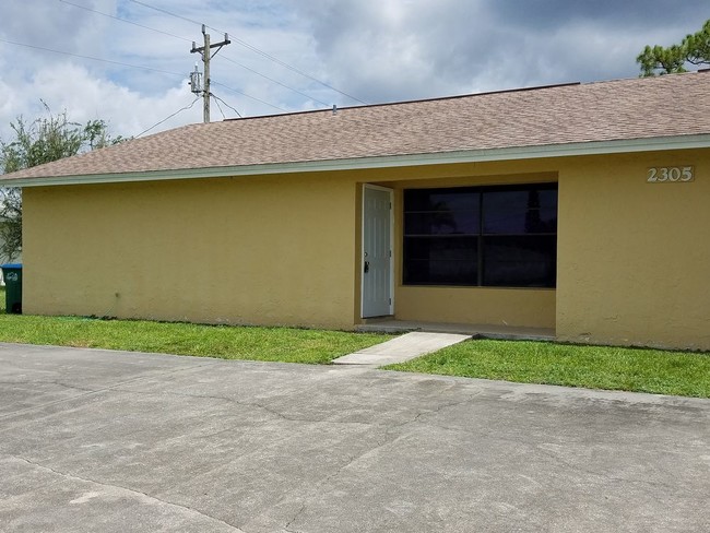 2305 SE 6th Ln-Unit -B in Cape Coral, FL - Foto de edificio - Building Photo