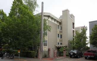 521 Summit Ave Apartments