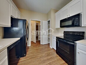 4038 River Falls Dr in Lowell, NC - Foto de edificio - Building Photo