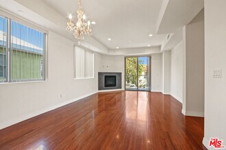 819 S Holt Ave in Los Angeles, CA - Building Photo - Building Photo