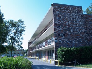 710 Iris St in Lake Charles, LA - Foto de edificio - Building Photo