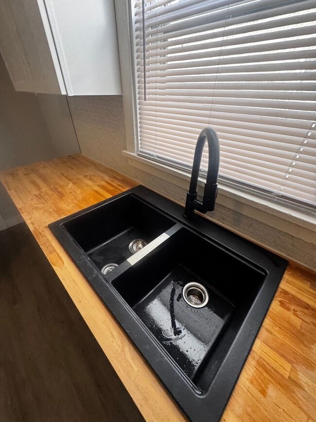 386 E 152nd St in Cleveland, OH - Foto de edificio - Building Photo