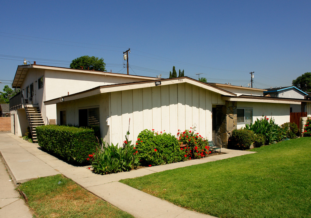 845 N Vineyard Ave in Ontario, CA - Foto de edificio