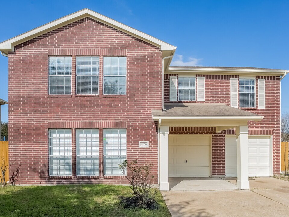 2106 Falling Oaks Rd in Houston, TX - Building Photo