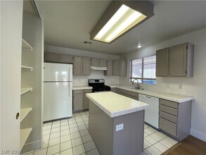 8348 Pendragon Cir in Las Vegas, NV - Building Photo - Building Photo