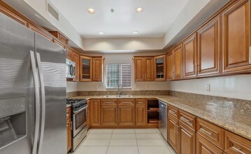 2018 Hillcrest Dr, Unit 1 in Los Angeles, CA - Building Photo - Building Photo