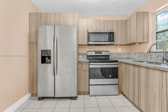 10220 SW 178th St in Miami, FL - Foto de edificio - Building Photo