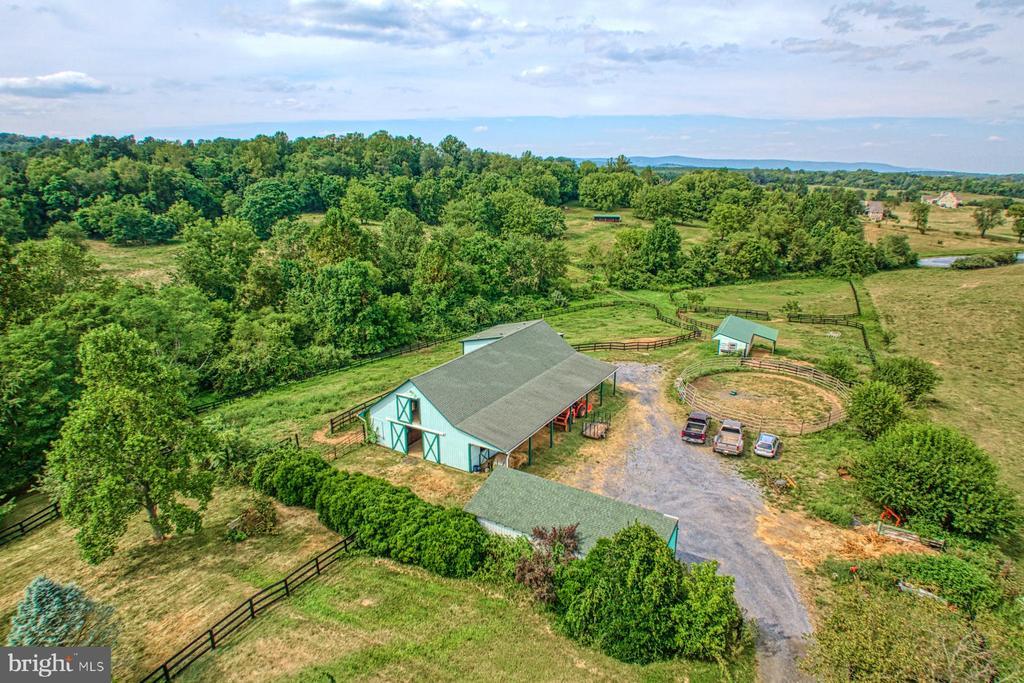 3959 Cobbler Mountain Rd in Delaplane, VA - Building Photo