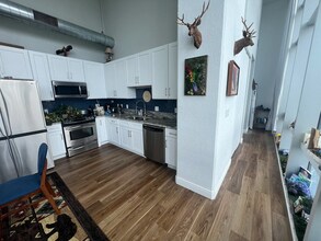 150 E Robinson St, Unit 717 in Orlando, FL - Building Photo - Building Photo