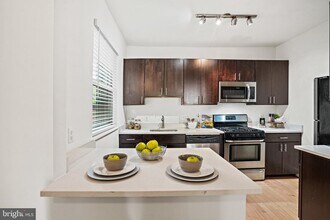 1020 Fairmont St NW-Unit -2 in Washington, DC - Foto de edificio - Building Photo