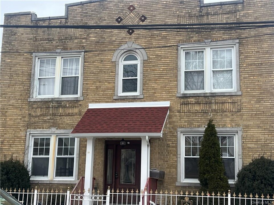 23 Alida St, Unit 1S in Yonkers, NY - Building Photo