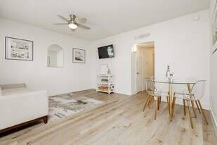 Courtyard 525 Apartments in Las Vegas, NV - Building Photo