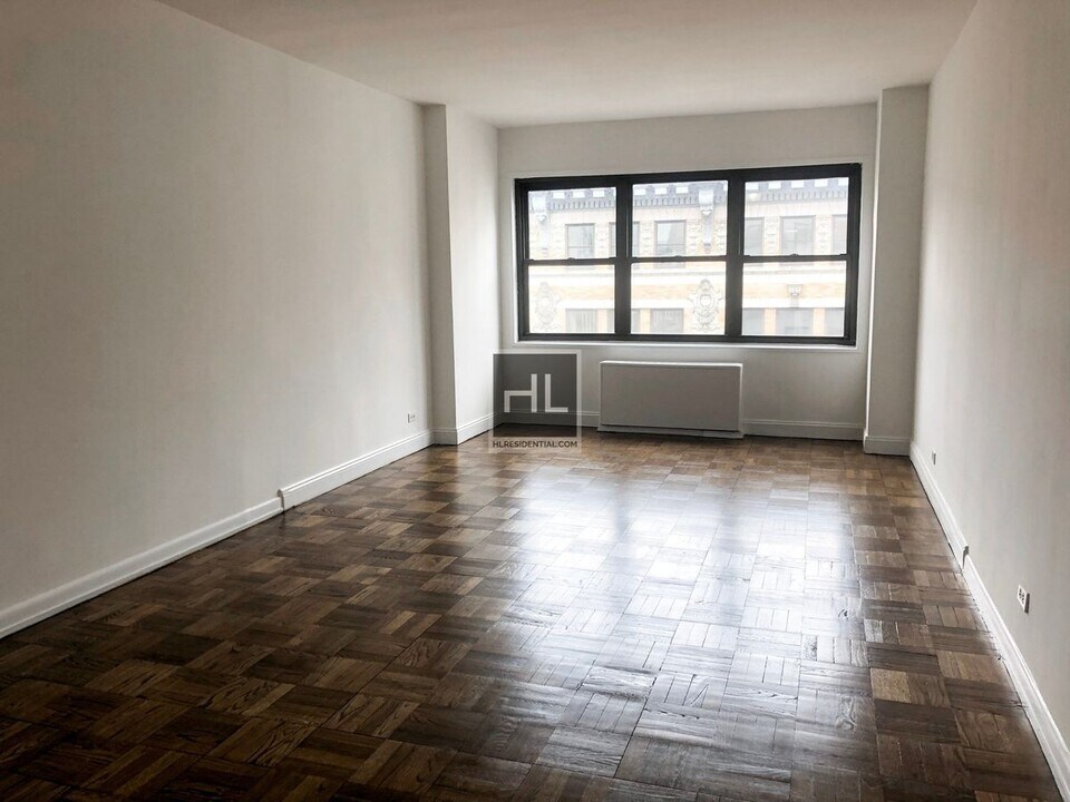 5 AVENUE in New York, NY - Building Photo