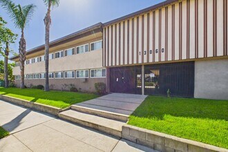 13060 Burbank Blvd. Apartments in Sherman Oaks, CA - Foto de edificio - Building Photo
