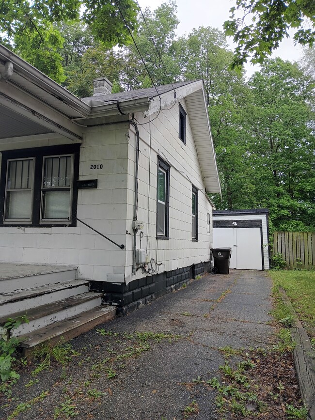 property at 2010 N Ellis St