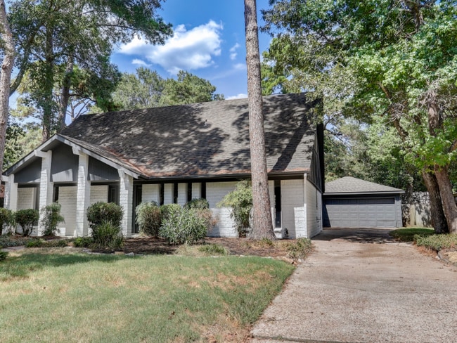 1951 Round Spring Dr in Houston, TX - Building Photo - Building Photo