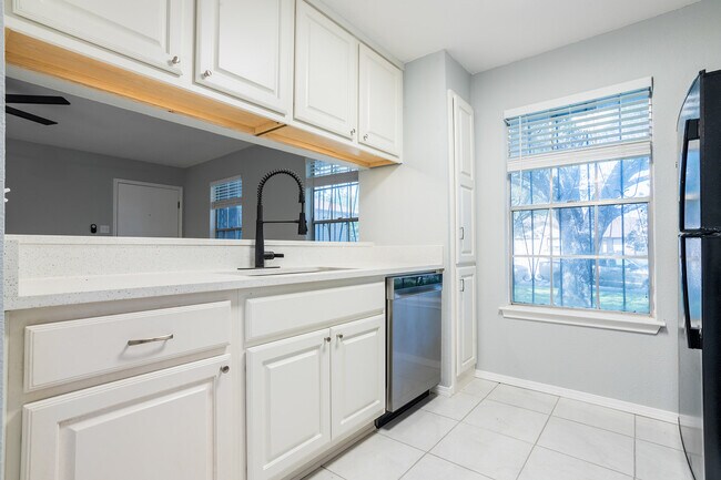 5275 Meadow Rise St, Unit 5275 in San Antonio, TX - Foto de edificio - Building Photo