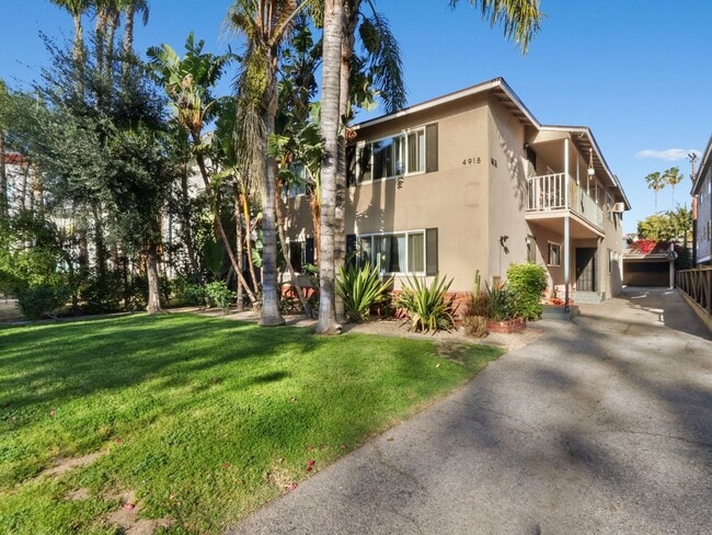 4918 Tujunga Ave in Los Angeles, CA - Foto de edificio - Building Photo