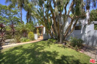 448 Westmount Dr in West Hollywood, CA - Building Photo - Building Photo