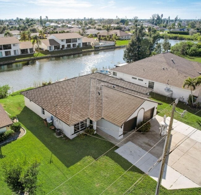 610 SE 14th Ter in Cape Coral, FL - Building Photo - Building Photo