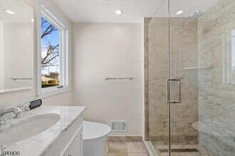 33 Normandy Rd in Clifton, NJ - Building Photo - Building Photo
