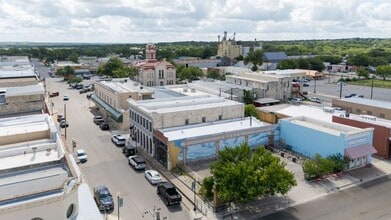 410 E 3rd St in Lampasas, TX - Building Photo - Building Photo