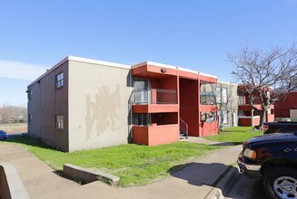 Brandon Oaks in Arlington, TX - Foto de edificio - Building Photo