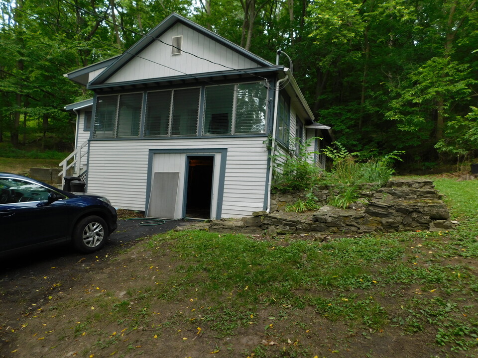 1141 E Shore Dr in Ithaca, NY - Building Photo