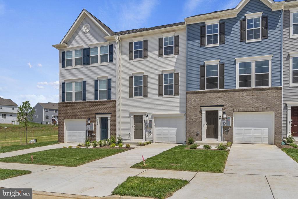 160 Winterplace Dr in Charles Town, WV - Building Photo
