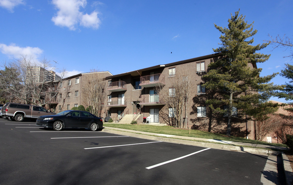 Edsall Terrace Condominiums in Alexandria, VA - Building Photo