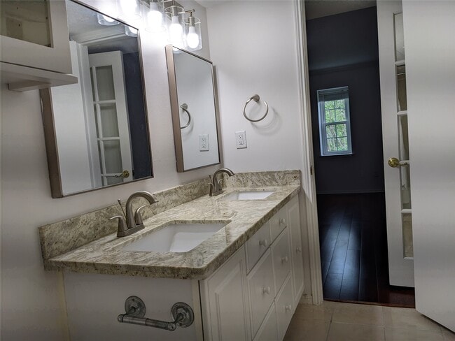 351 N Post Oak Ln in Houston, TX - Building Photo - Building Photo