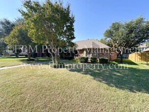 803 Lakeway Dr in Ennis, TX - Building Photo - Building Photo