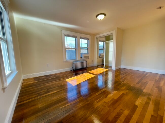 2572 Massachusetts Ave, Unit 2 in Cambridge, MA - Building Photo - Building Photo