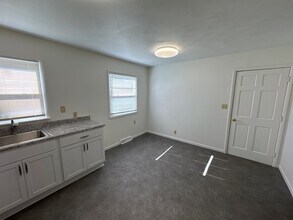 1336 W Broadmoor St in Springfield, MO - Building Photo - Building Photo