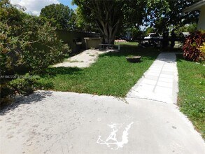 6700 SW 97th Ave in Miami, FL - Building Photo - Building Photo
