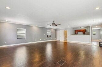 2135 Mirabeau Ave in New Orleans, LA - Foto de edificio - Building Photo