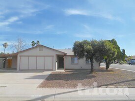 13601 N 41st St in Phoenix, AZ - Building Photo