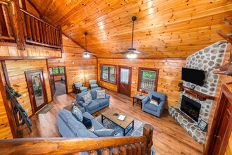 217 Amet Way in Cosby, TN - Foto de edificio - Building Photo