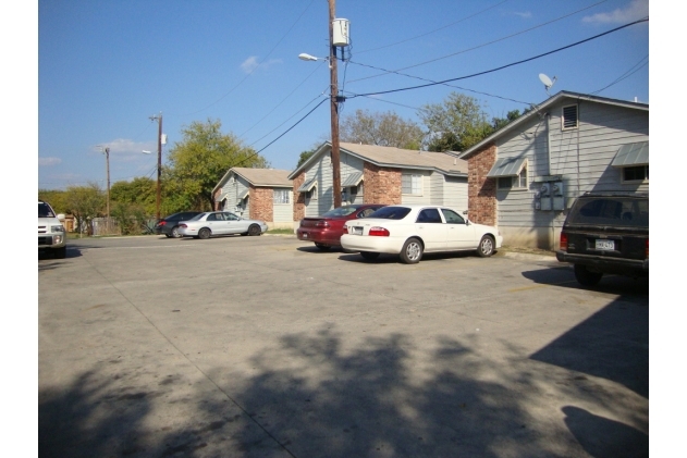 844 E Sunshine Dr in San Antonio, TX - Building Photo