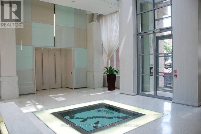 250 Wellington St W in Toronto, ON - Building Photo - Building Photo