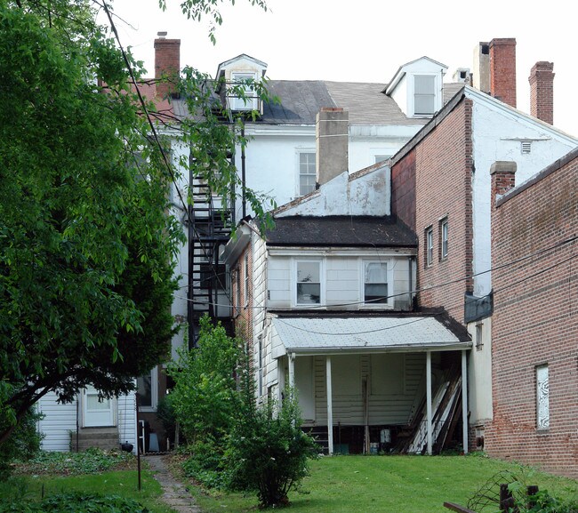 1210 Dekalb St in Norristown, PA - Foto de edificio - Building Photo