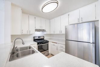 Nelk Manor in Van Nuys, CA - Building Photo - Building Photo