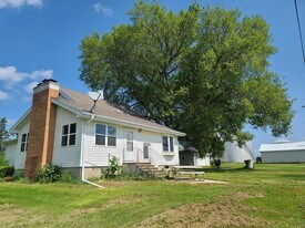 613 Grundy Rd in Cedar Falls, IA - Building Photo