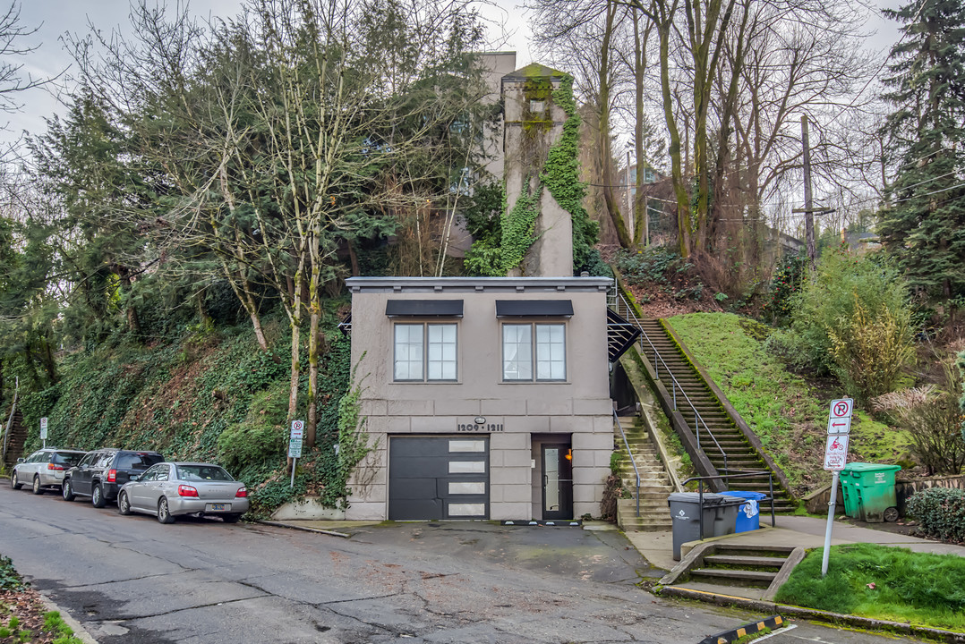 1209 SW Cardinell Dr in Portland, OR - Building Photo